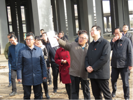 省委常委、西寧市委書記王曉在青海省物產(chǎn)集團(tuán)總公司黨委書記、總經(jīng)理王玉輝陪同下，深入青海物產(chǎn)朝陽物流園區(qū)。