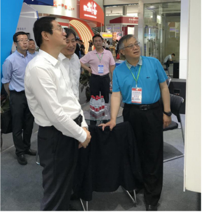 省委常委、西寧市委書記王曉蒞臨第十九屆青洽會青海物產(chǎn)展位參觀