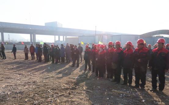 揚(yáng)鞭策馬喜圓發(fā)展夢(mèng)，萬眾一心共筑新長城